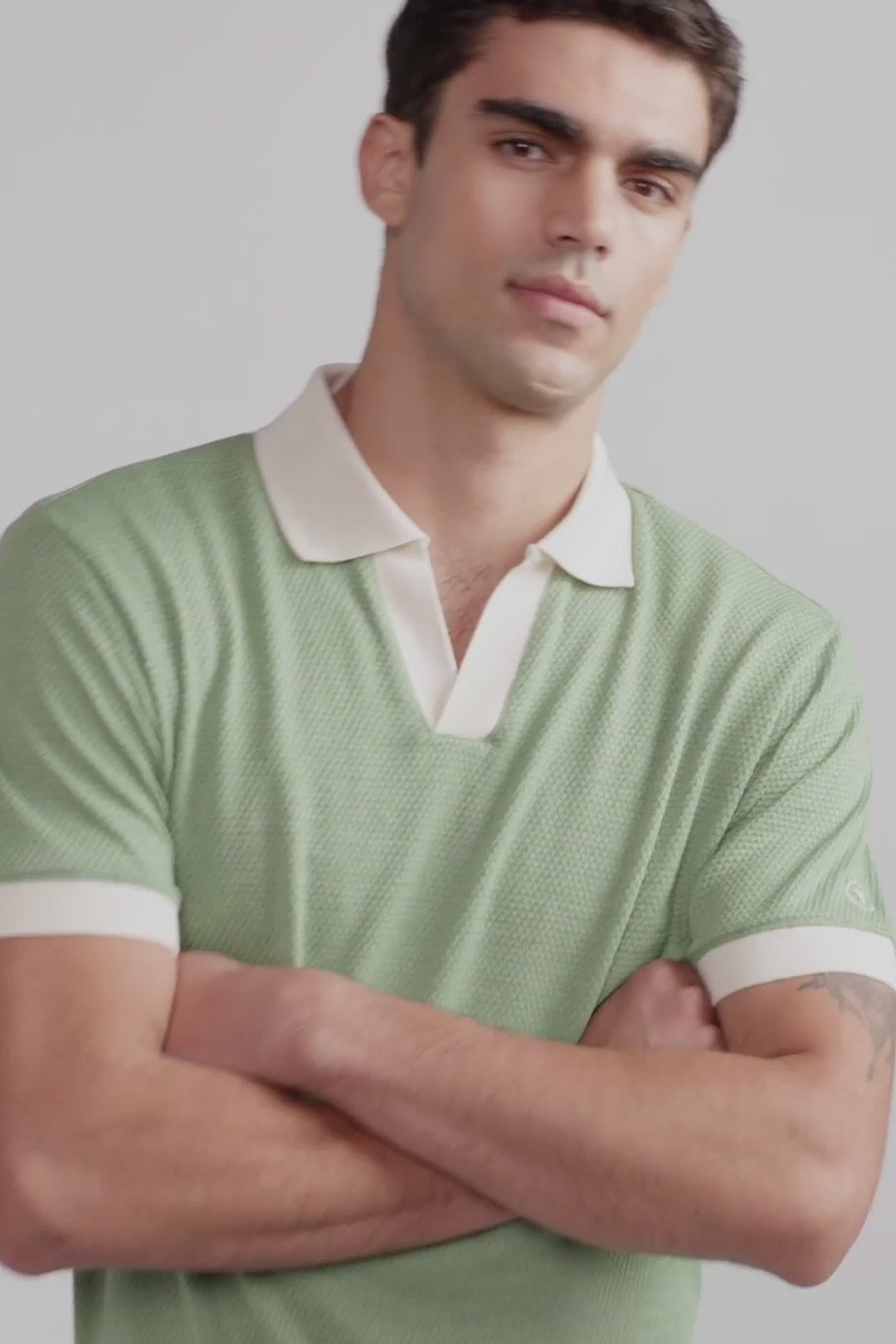Load video: Short Sleeve Sweater Polo Contrast | Moss